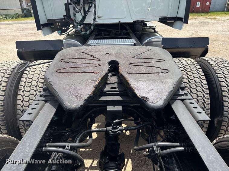 image for item EC3589 2020 International LT625 semi truck