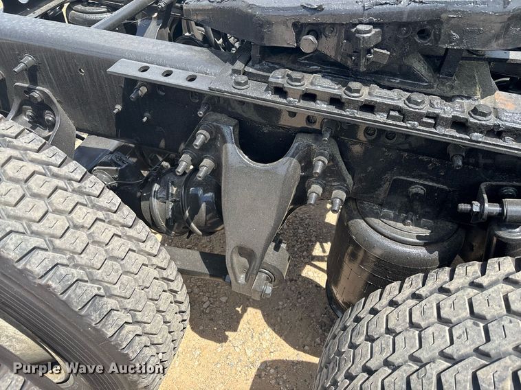 image for item EC3589 2020 International LT625 semi truck