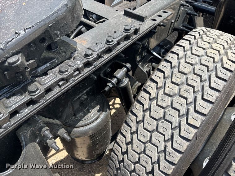 image for item EC3589 2020 International LT625 semi truck