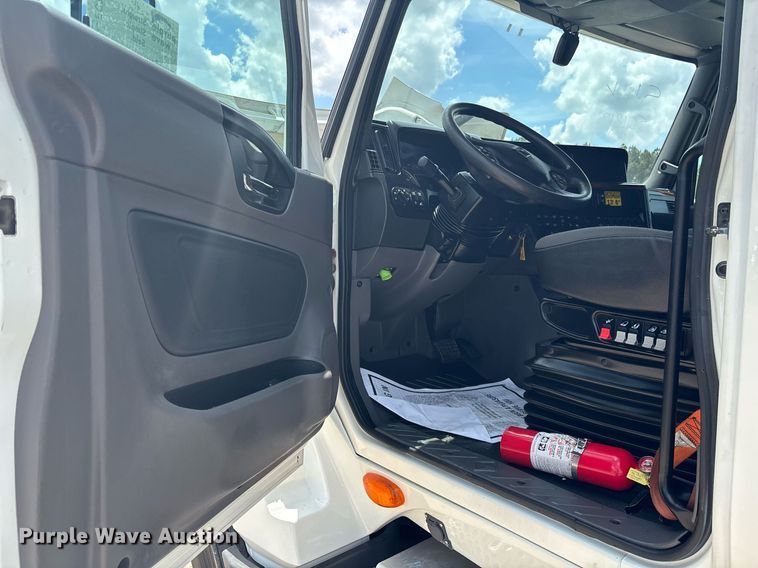 image for item EC3589 2020 International LT625 semi truck