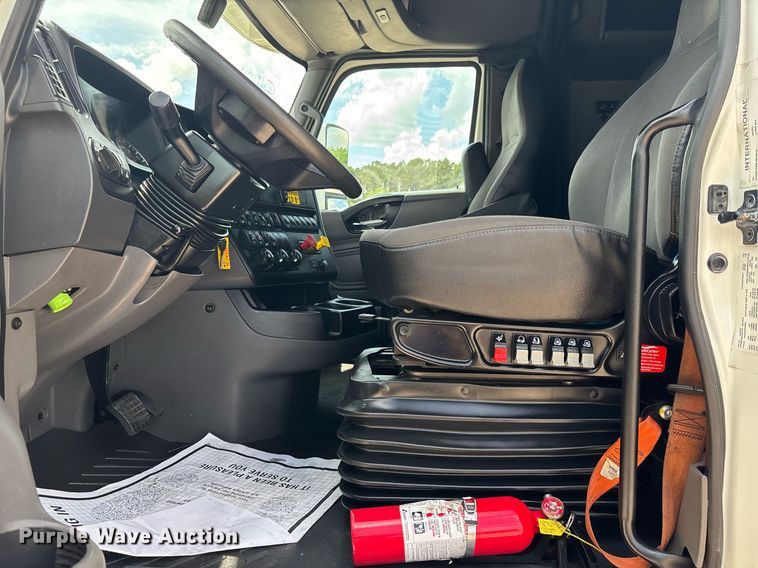 image for item EC3589 2020 International LT625 semi truck