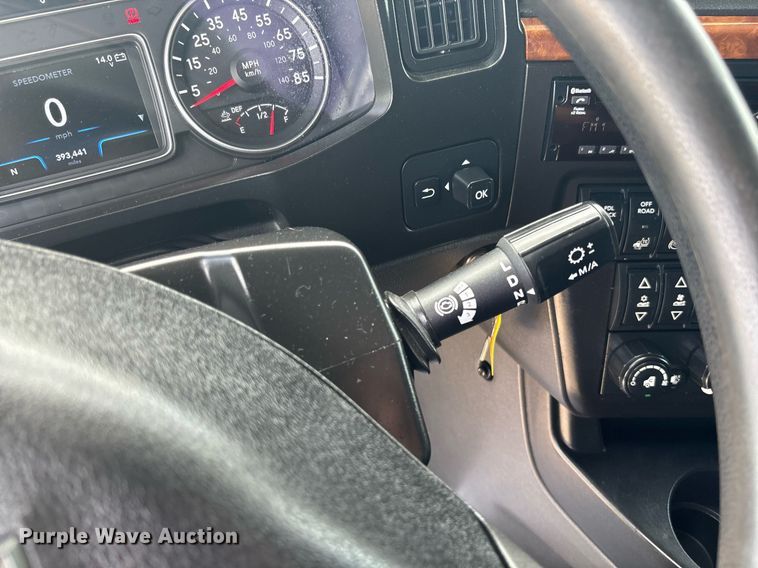 image for item EC3589 2020 International LT625 semi truck