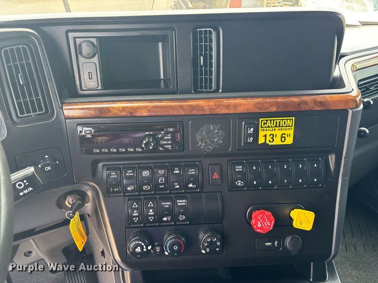 image for item EC3589 2020 International LT625 semi truck