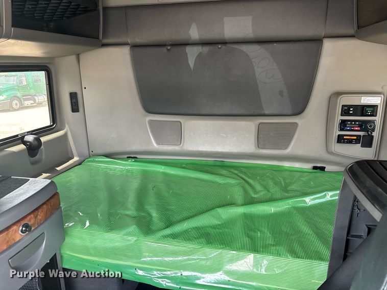 image for item EC3589 2020 International LT625 semi truck