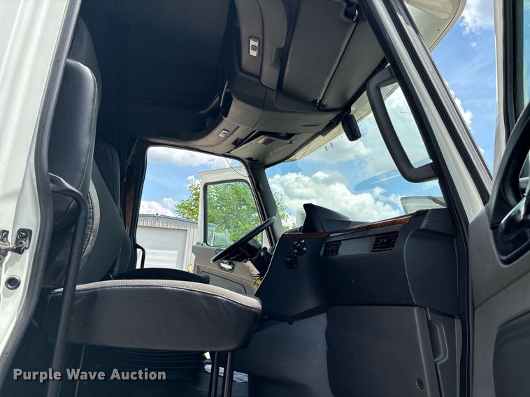 image for item EC3589 2020 International LT625 semi truck