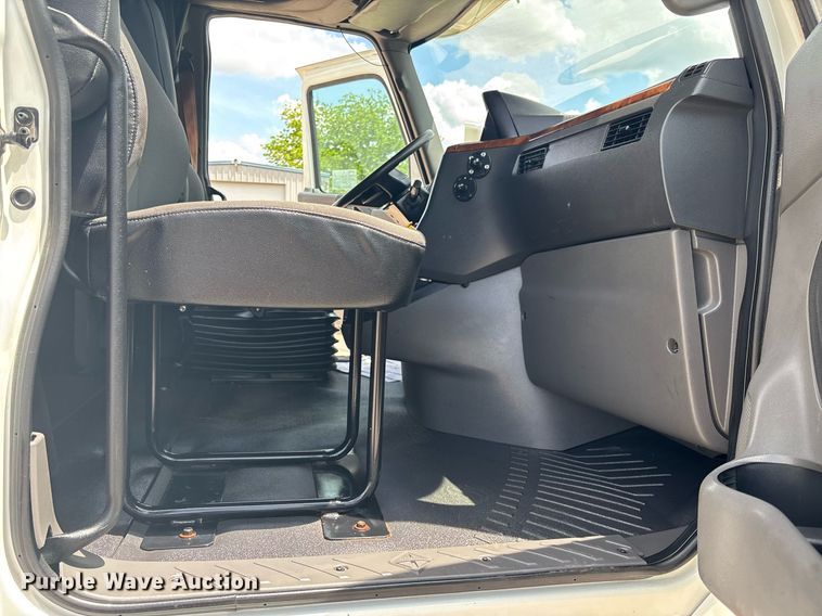 image for item EC3589 2020 International LT625 semi truck