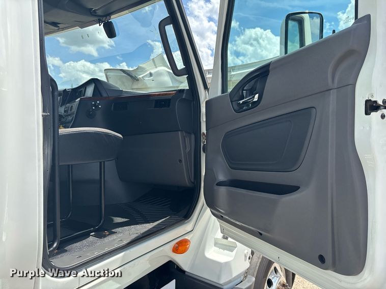 image for item EC3589 2020 International LT625 semi truck