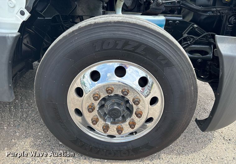 image for item EC3589 2020 International LT625 semi truck