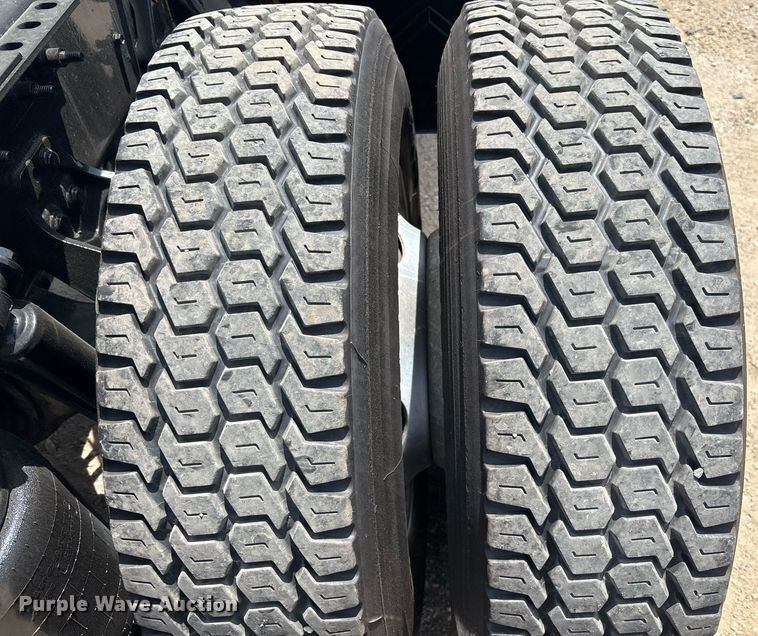 image for item EC3589 2020 International LT625 semi truck