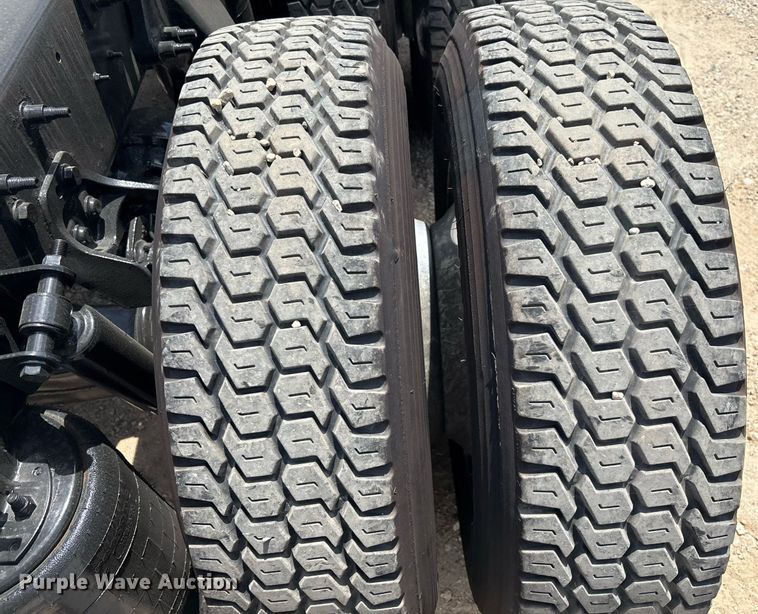 image for item EC3589 2020 International LT625 semi truck