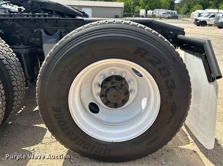 image for item EC3589 2020 International LT625 semi truck