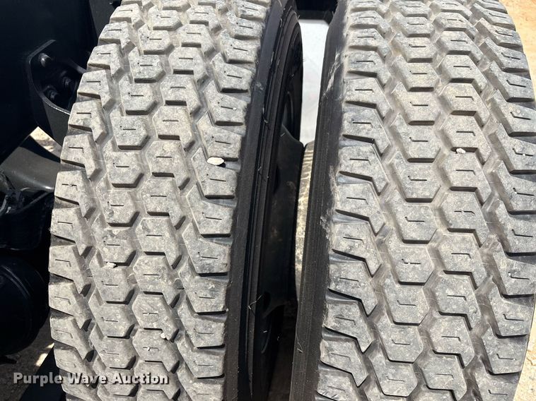 image for item EC3589 2020 International LT625 semi truck