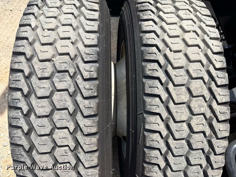 image for item EC3589 2020 International LT625 semi truck