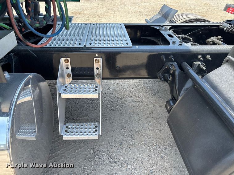 image for item EC3590 2020 International LT625 semi truck