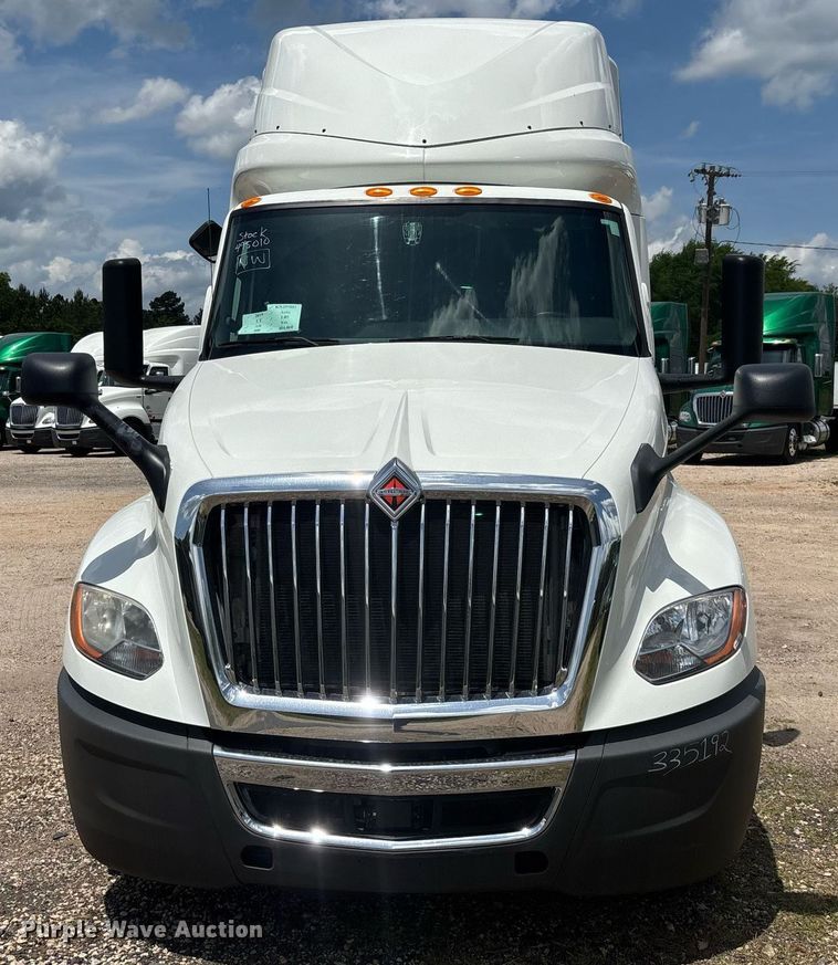 image for item EC3591 2019 International LT625 semi truck