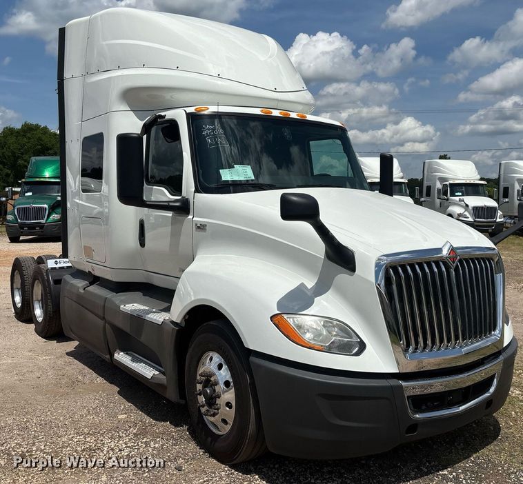 image for item EC3591 2019 International LT625 semi truck