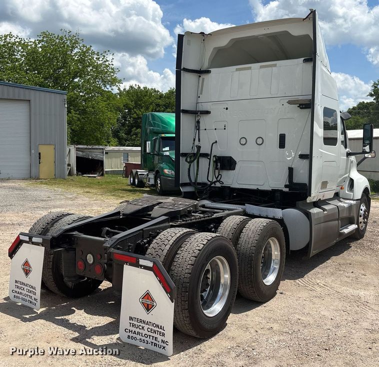 image for item EC3591 2019 International LT625 semi truck