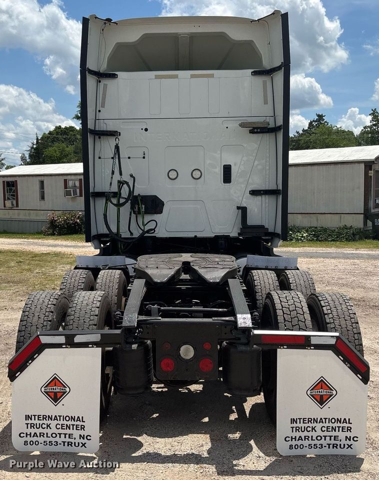 image for item EC3591 2019 International LT625 semi truck