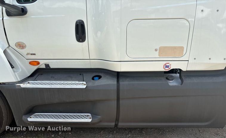 image for item EC3591 2019 International LT625 semi truck