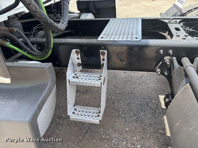 image for item EC3591 2019 International LT625 semi truck