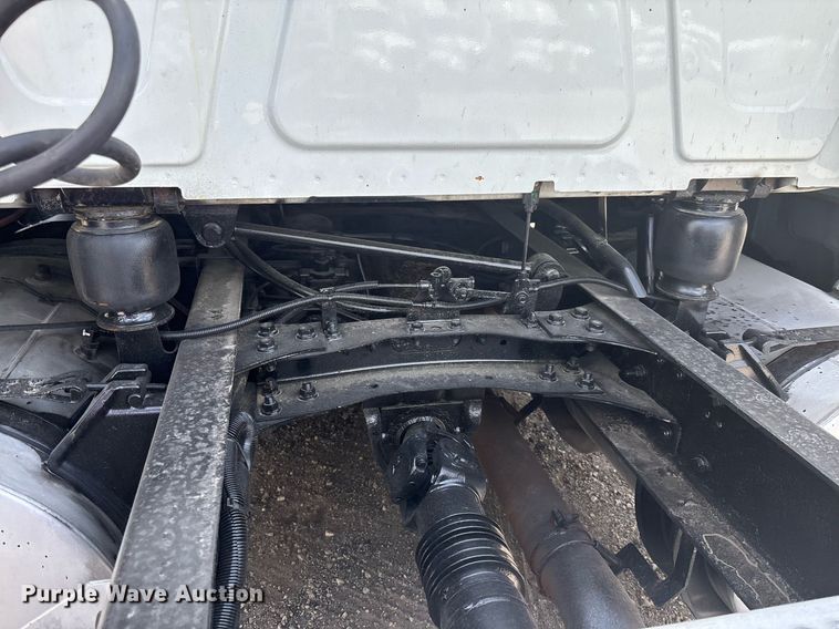 image for item EC3591 2019 International LT625 semi truck