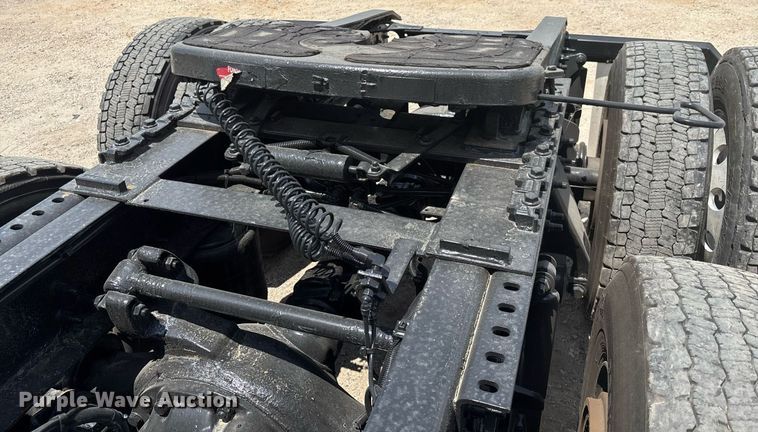 image for item EC3591 2019 International LT625 semi truck