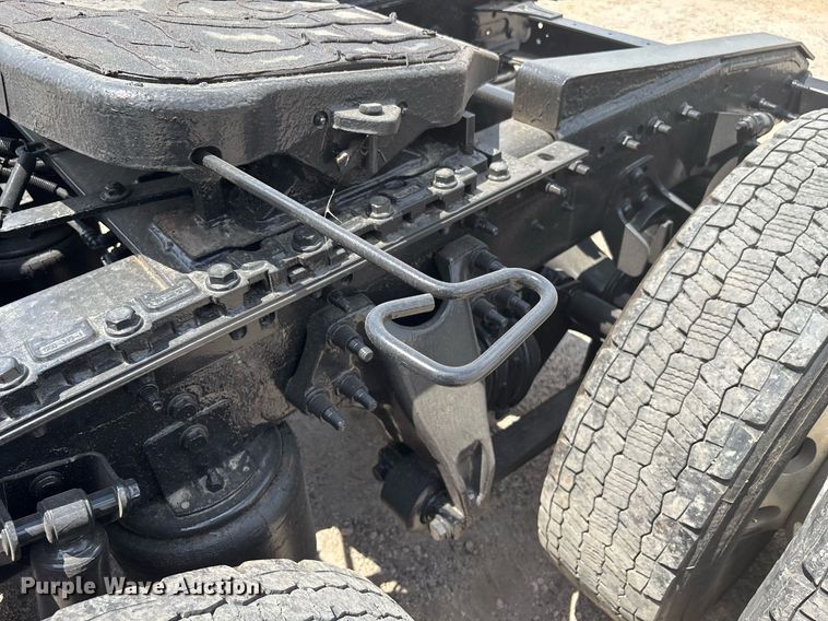 image for item EC3591 2019 International LT625 semi truck