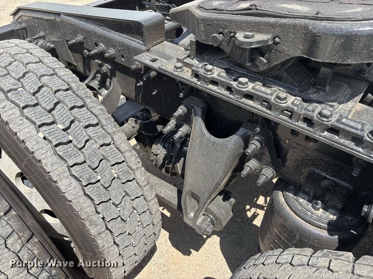 image for item EC3591 2019 International LT625 semi truck