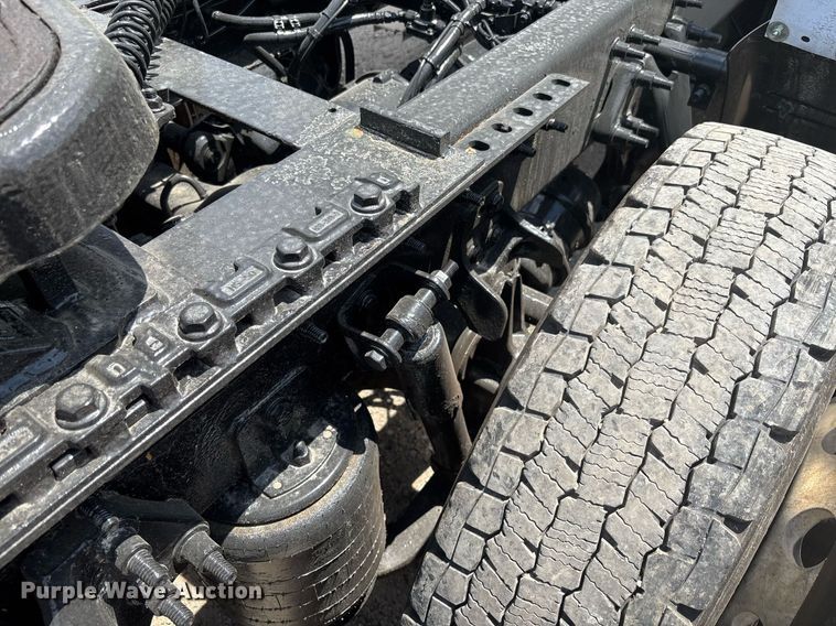 image for item EC3591 2019 International LT625 semi truck