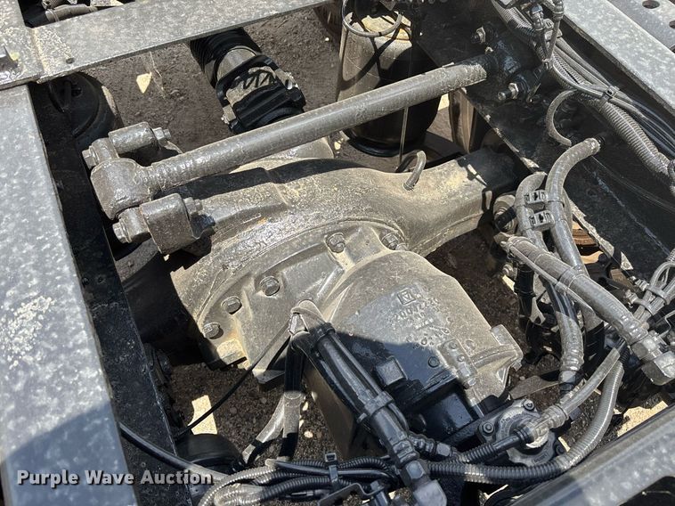 image for item EC3591 2019 International LT625 semi truck