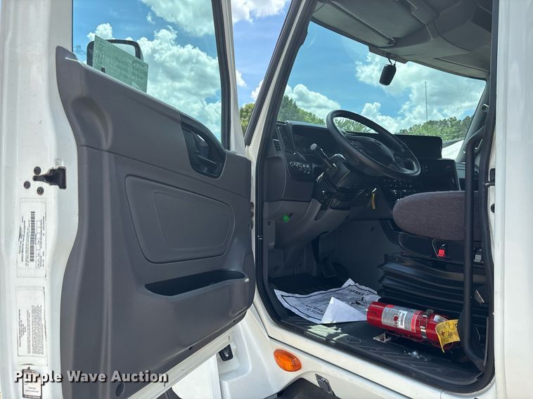 image for item EC3591 2019 International LT625 semi truck