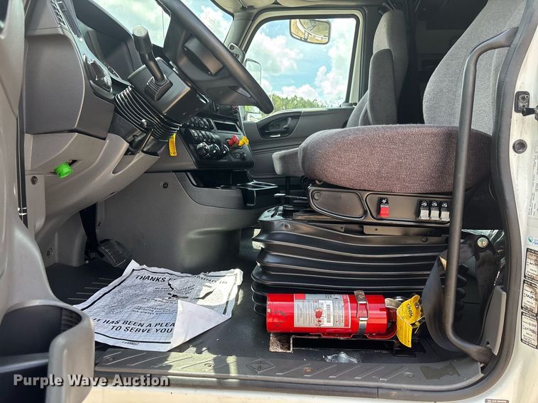 image for item EC3591 2019 International LT625 semi truck