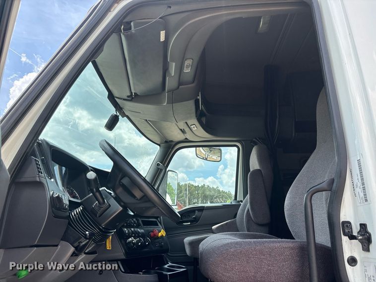 image for item EC3591 2019 International LT625 semi truck