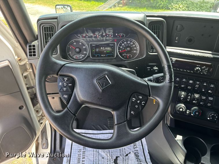 image for item EC3591 2019 International LT625 semi truck