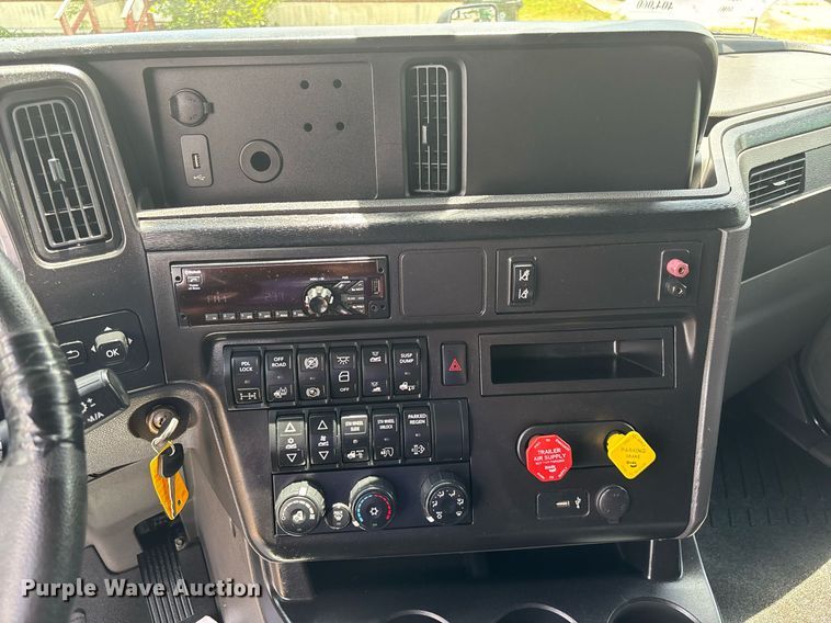 image for item EC3591 2019 International LT625 semi truck