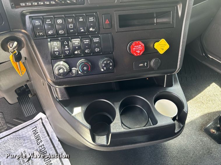 image for item EC3591 2019 International LT625 semi truck