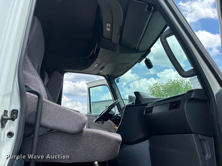 image for item EC3591 2019 International LT625 semi truck