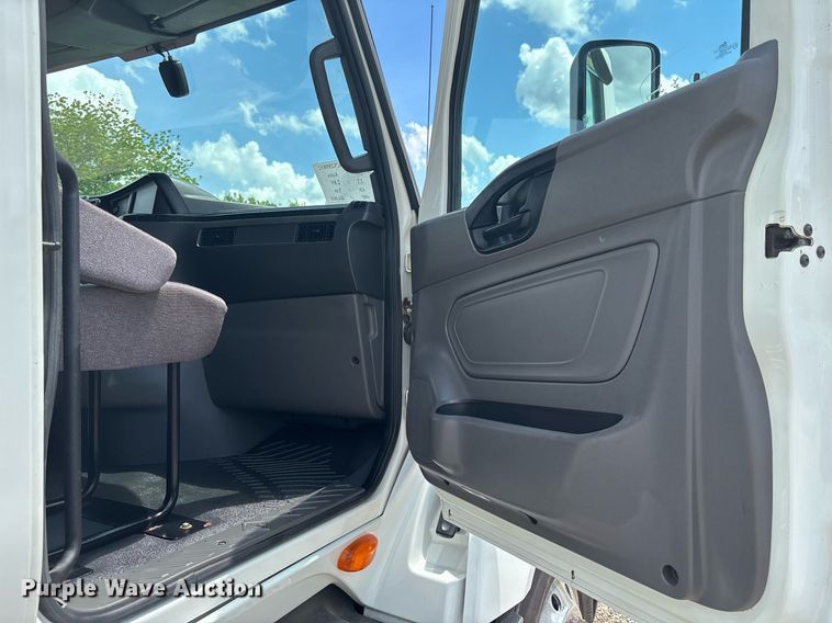 image for item EC3591 2019 International LT625 semi truck