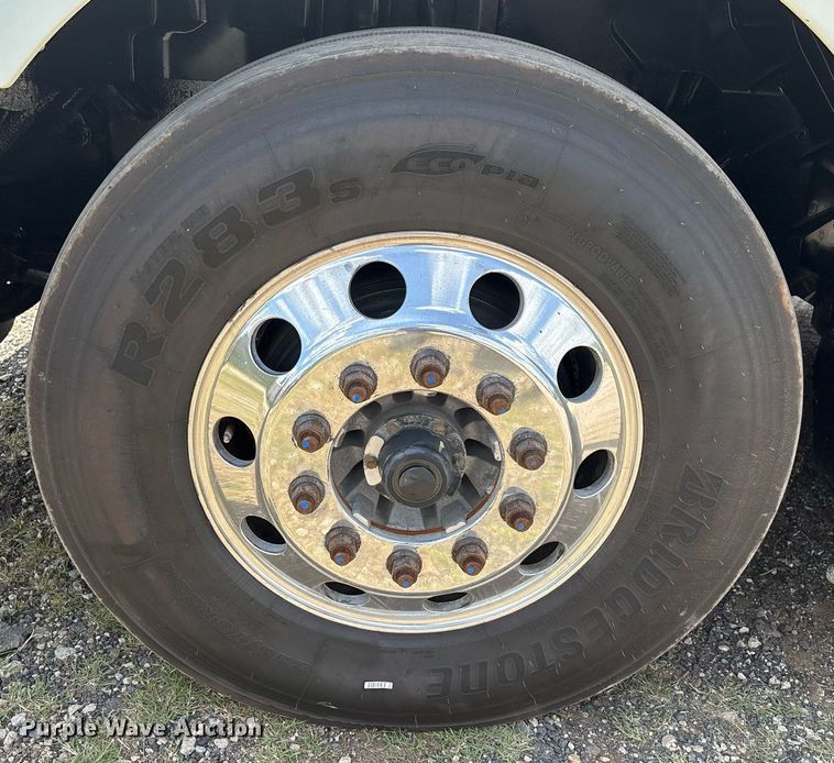 image for item EC3591 2019 International LT625 semi truck