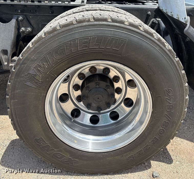 image for item EC3591 2019 International LT625 semi truck