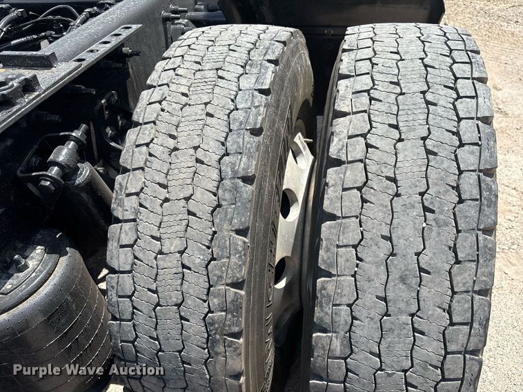 image for item EC3591 2019 International LT625 semi truck