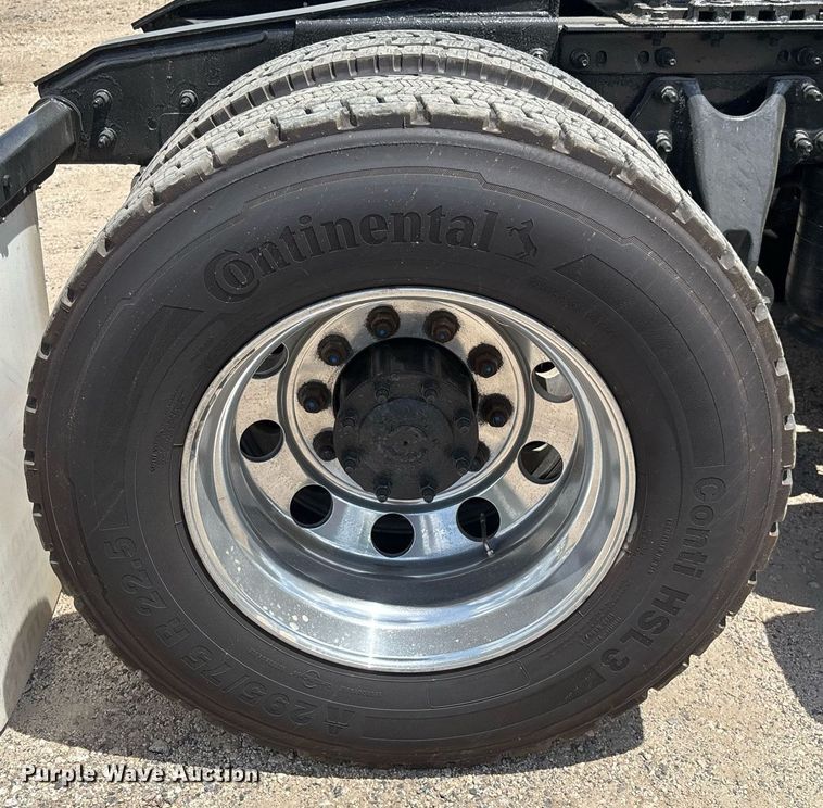 image for item EC3591 2019 International LT625 semi truck