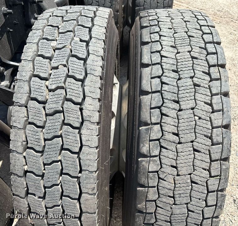 image for item EC3591 2019 International LT625 semi truck