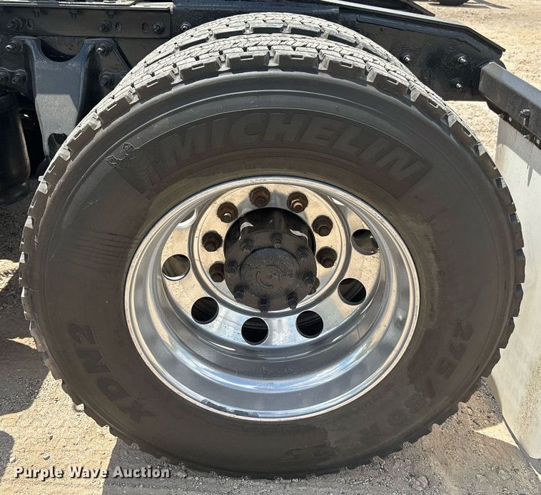 image for item EC3591 2019 International LT625 semi truck