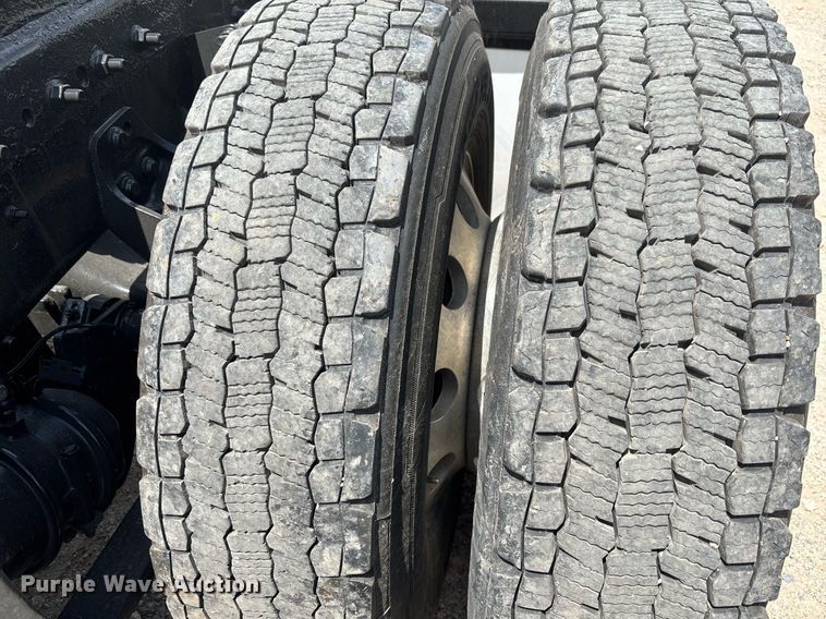 image for item EC3591 2019 International LT625 semi truck