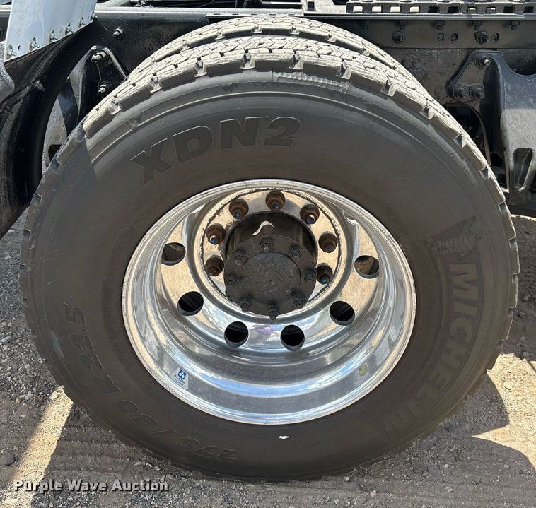 image for item EC3591 2019 International LT625 semi truck