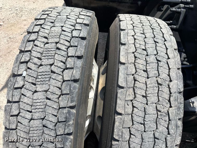 image for item EC3591 2019 International LT625 semi truck