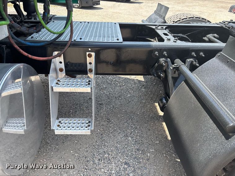 image for item EC3592 2020 International LT625 semi truck