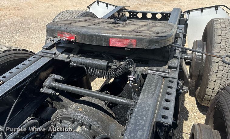 image for item EC3592 2020 International LT625 semi truck