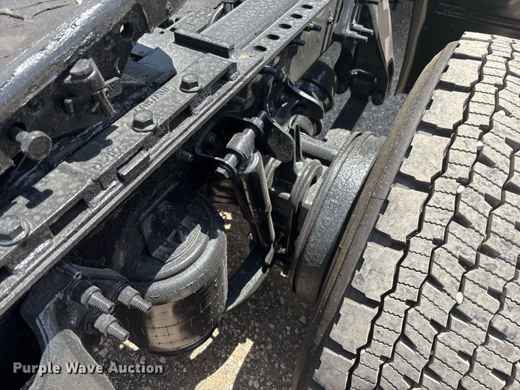 image for item EC3592 2020 International LT625 semi truck